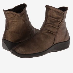 NIB! A’rcopedico L19 Ultralight Short Booties - Bronze